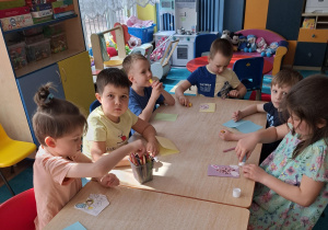 dzieci wykonują świąteczne kartki