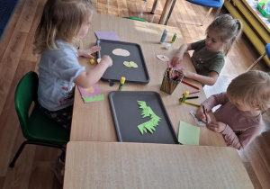 dzieci wykonują świąteczne kartki