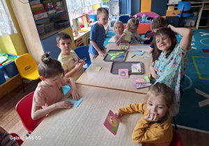dzieci wykonują świąteczne kartki