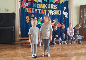 dziewczynki recytują wiersz na konkursie w przedszkolu