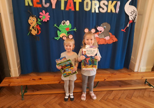 dziewczynki recytują wiersz na konkursie w przedszkolu