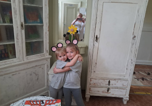 dziewczynki recytują wiersz na konkursie w przedszkolu