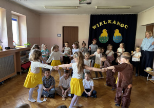 Grupa I i IV prezentują piosenkę.