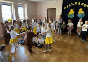Grupa I i IV prezentują piosenkę.