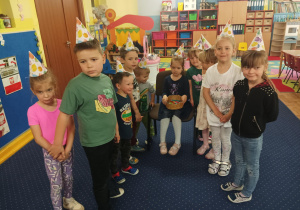 dziewczynka świętuje urodziny, dzieci składają jej życzenia