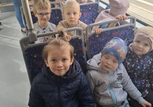 dzieci siedzą w tramwaju