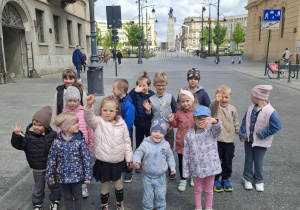 grupa dzieci na wycieczce po Łodzi