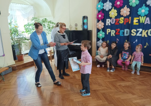 chłopiec odbiera nagrodę