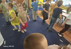dzieci w sali bawią się z okazji dnia pszczoły