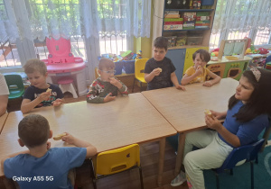 dzieci w sali bawią się z okazji dnia pszczoły