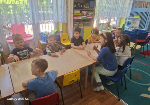 dzieci w sali bawią się z okazji dnia pszczoły