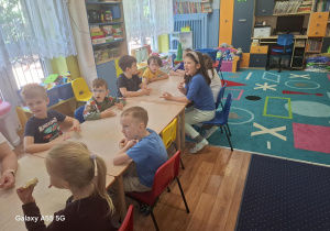 dzieci w sali bawią się z okazji dnia pszczoły