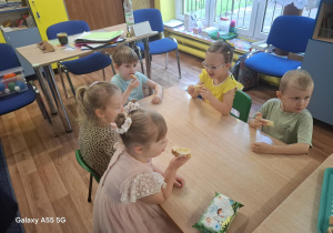 dzieci w sali bawią się z okazji dnia pszczoły