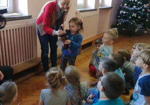 dziewczynka trzyma skrzypce.