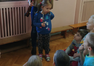 Dziewczynka gra na skrzypcach.