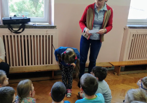 dziewczynka kłania się.