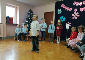 Reklama w przerwie między pytaniami.