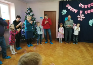 Wspólna zabawa z Babciami i Dziadkami.