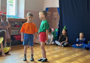 Na środku sali stoją Bolek i Lolek.