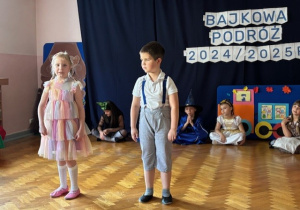 Na środku sali stoją Jaś i Małgosia.