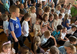 Publiczność recytuje wiersz dla starszaków.
