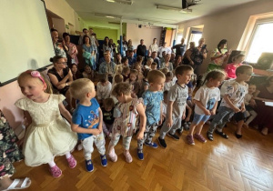 Publiczność recytuje wiersz dla starszaków.