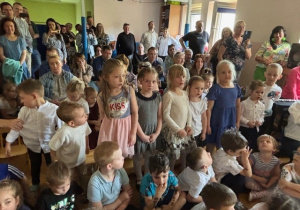 Publiczność recytuje wiersz dla starszaków.