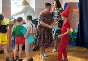 Pani dyrektor wręcza dyplomy dzieciom odchodzącym do szkoły.