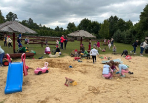 Dzieci bawią się na dworze.
