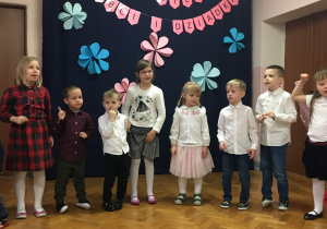 Dzieci z grupy III prezentują wiersze dla gości.