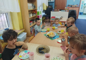 słodki poczęstunek przy stolikach z okazji dnia chłopaka