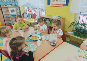 słodki poczęstunek przy stolikach z okazji dnia chłopaka