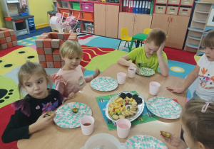 słodki poczęstunek przy stolikach z okazji dnia chłopaka