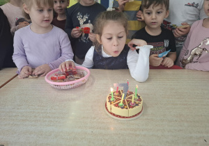 dzieci z grupy świętują urodziny koleżanki