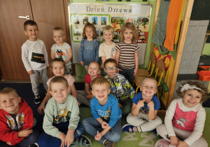 Dzieci pozują do zdjęcia.
