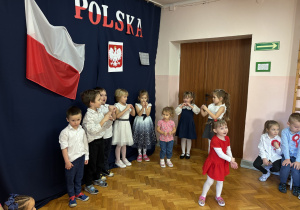 Dzieci z grupy 2 prezentują swoją piosenkę.
