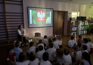 Dzieci oglądają film edukacyjny.