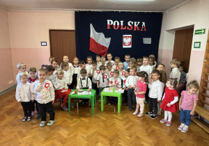 Wszystkie dzieci pozują do zdjęcia.
