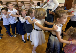 Wspólna zabawa przy muzyce.