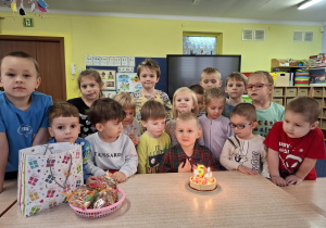 Dzieci pozują do zdjecia.