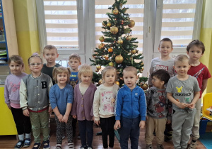 dzieci z 1 grupy ubierają choinkę w sali