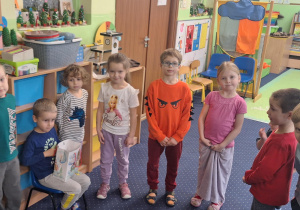 Dzieci ustawione w kole.