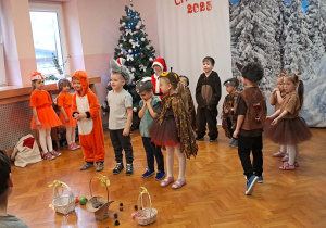 Dzieci prezentują program artystyczny.