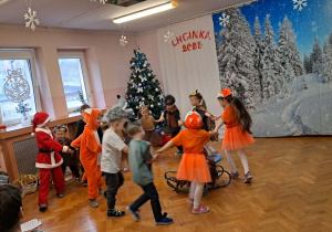 Dzieci prezentują program artystyczny.