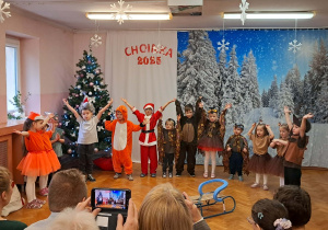Dzieci prezentują program artystyczny.