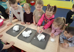 dzieci wykonują doświadczenia ze śniegiem