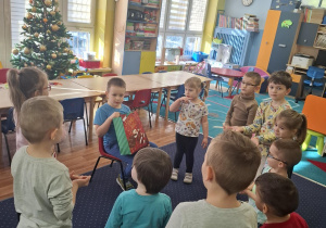 chłopiec świętuje urodziny, dzieci składają mu życzenia