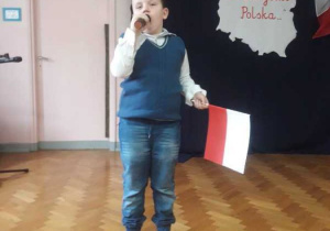 Chłopiec recytuje wiersz.