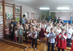 Publiczność wspólnie się bawi podczas przerwy między wierszami.