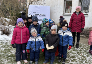 Dzieci z grupy 3 pozują do zdjęcia.